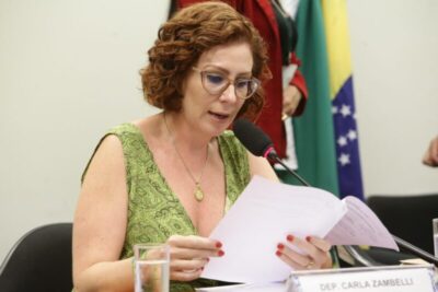 Condenada pelo STF, deputada Carla Zambelli abandona o Brasil e vai se refugiar na Europa