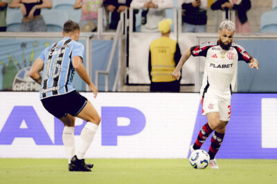 Flamengo assume liderança do Brasileirão ao vencer o Grêmio com dois gols de Arrascaeta
