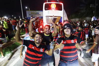 Flamengo é recepcionado por multidão no desembarque em São Luís