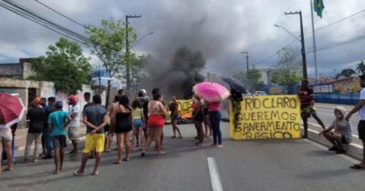 Moradores interditam avenida por condições precárias de ruas