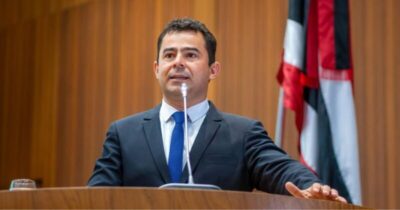 Eric Costa volta à Alema em meio a impasse com suplente