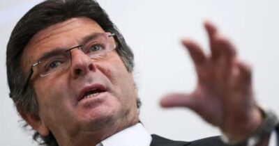 Fux quer revisa pena de mulher condenada por pichar estátua