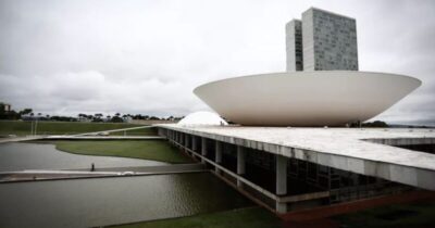 Câmara e Senado mantêm cargos obsoletos com altos salários
