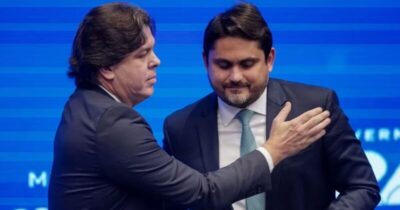 Mesmo denunciado, Juscelino prestigia posse de novo ministro