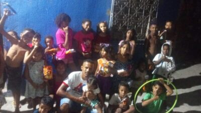 Projeto Invasão do Bem entrega presentes no dia das crianças em comunidade