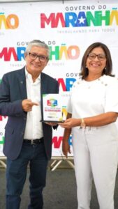 Carlos Brandão concede Selo Ouro da Educação ao prefeito Eudes Barros