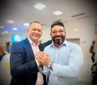 Dr. Júnior recebe Prêmio Prefeito da Educação