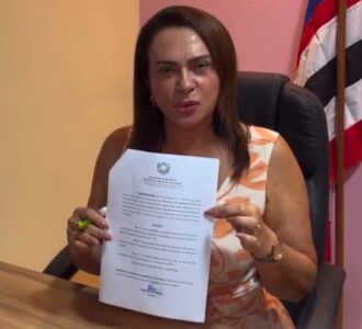 Prefeita de Arari assina decreto de reajuste do piso salarial dos professores