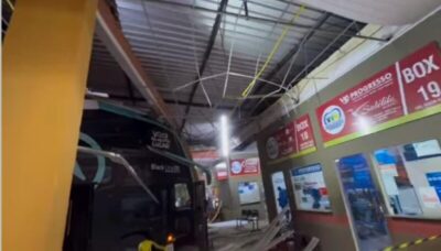 Ônibus de grande porte perde o controle e atinge rodoviária em Barra do Corda