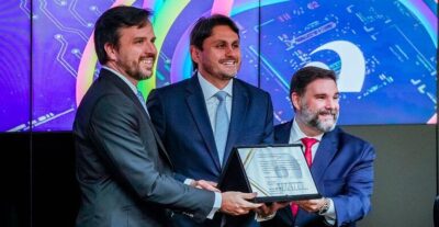 Ministro Juscelino Filho é homenageado em evento internacional na Anatel