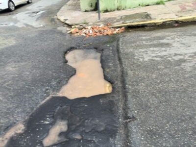 ATENÇÃO PREFEITURA! Buraco causa prejuízos a motoristas em rua do bairro Jardim Renascença, em São Luís