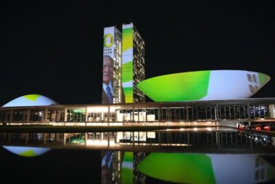 Fachada do Congresso recebe iluminação especial e projeção da imagem de Sarney