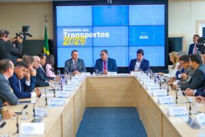 Em Brasília, Brandão assina ordem de serviço para intensificar recuperação da MA-014 em parceria com o Ministério dos Transportes