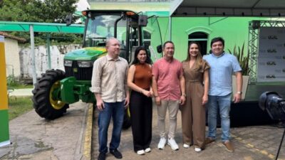 Prefeito André da RalpNet recebe dois tratores agrícolas, destinados para Pinheiro pela Senadora Ana Paula Lobato