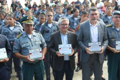Prefeito Eudes Barros reforça parceria com o Estado durante entrega de boinas no Colégio Militar de Raposa
