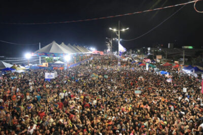 Cerca de 600 mil pessoas lotam Avenida Litorânea no 4º dia de programação de carnaval