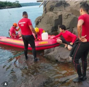 Bombeiros suspendem buscas após caminhão com ácido sulfúrico cair no Rio Tocantins em desabamento de ponte