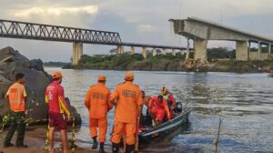 Sema afirma que tanques de caminhões que caíram no Rio Tocantins com produtos químicos estão intactos e risco de vazamento é mínimo