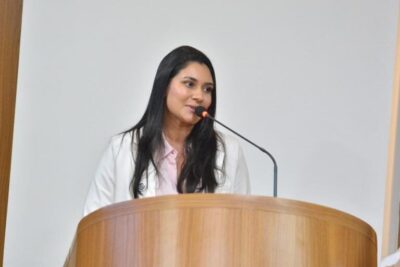 Clara Gomes propõe PL de conscientização sobre o uso de telas