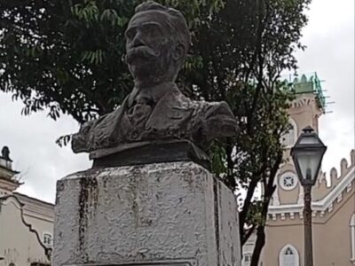 Homenagem incompleta ao intelectual Antônio Lobo na praça com seu nome