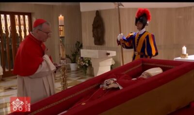 Vaticano divulga ritual do velório e funeral do Papa Francisco a partir desta quarta-feira