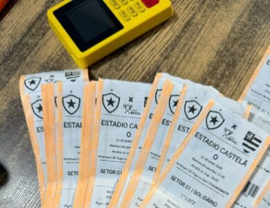 Polícia prende cambistas vendendo ingressos falsos para jogo do Flamengo