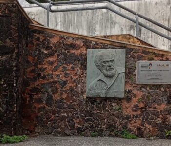 No Centro Histórico de São Luís, Praça homenageia intelectual e vendedores ambulantes