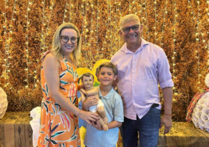 Prefeito Zé Martins participa da tradicional Queima de Palhinhas em Bequimão, encerrando o período natalino