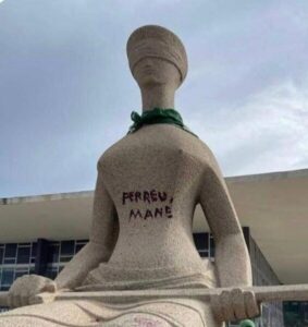 8 de janeiro: Fux pede vista e adia julgamento de mulher acusada de pichar estátua da Corte