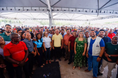 Em Bequimão, Brandão entrega obras na área da educação e cidadania e vistoria construção de estrada