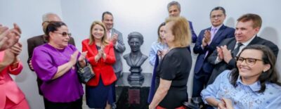 Alema homenageia professora Rosa Castro com busto e renomeação da Escola do Legislativo