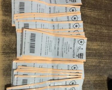 Polícia flagra venda de ingressos falsificados para jogo do Flamengo e Botafogo em São Luís