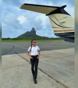 Saiba quem é a piloto de 23 anos que pousou avião que levava Lívia Andrade