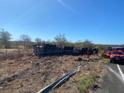 Caminhão tomba em Barão de Grajaú e motorista morre após ser socorrido