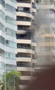Incêndio atinge apartamento de prédio da Península, em São Luís