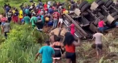 Moradores saqueiam carga de cerveja após caminhão tombar no Maranhão