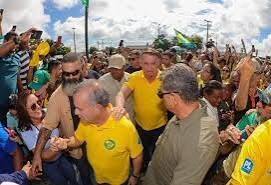 Bolsonaro passa mal e poderá passar por cirurgia, diz médico que cuida do ex-presidente