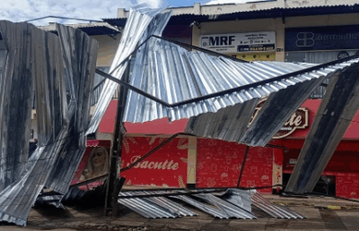Vendaval desaba parte de telhado de galeria no Parque Athenas em São Luís