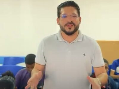 Prefeitura de Cajapió entrega kits escolares e fardamento a alunos da rede municipal