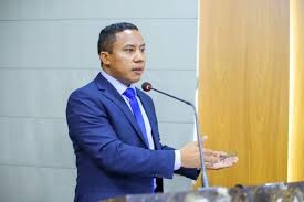 Mudança polêmica? Raimundo Penha se abstém de votar novo horário da Câmara de São Luís