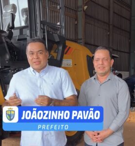 Prefeito Joãozinho Pavão recebe nova pá carregadeira para reforçar os serviços na infraestrutura de Santa Helena