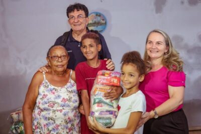 Chiquinho entrega cestas básicas a famílias do Santo Antônio em Codó