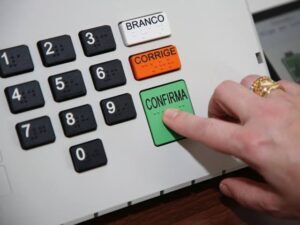 CCJ do Senado aprova texto-base da PEC que acaba com reeleição para presidente, prefeitos e governadores