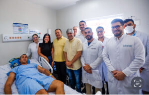 Brandão visita policial Jefferson Castelo Branco, que recebeu alta hospitalar após ser baleado