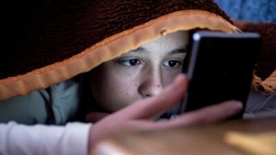 Redes sociais alimentam ansiedade, depressão e isolamento em 70% dos jovens, mostra estudo