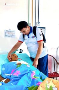 Chiquinho FC visita servidora atropelada e reforça campanha pelo uso do capacete