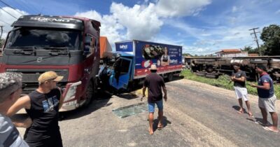Grave acidente envolvendo três veículos de carga deixa BR-135 interditada