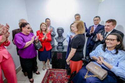 Assembleia Legislativa homenageia professora Rosa Castro com busto e renomeação da Escola do Legislativo