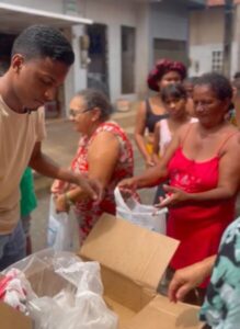 Vini Jansen percorre 16 bairros de São Luís com doações de pescados durante a Semana Santa