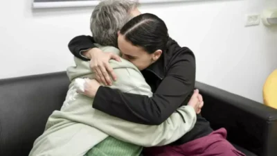 Reféns israelenses têm reencontro com suas famílias após acordo de paz
